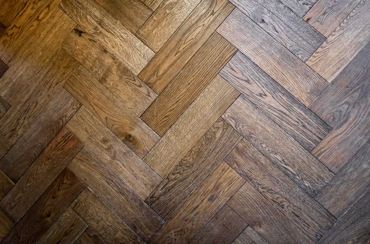 Detail van warme visgraatvloer met zichtbare houtnerf